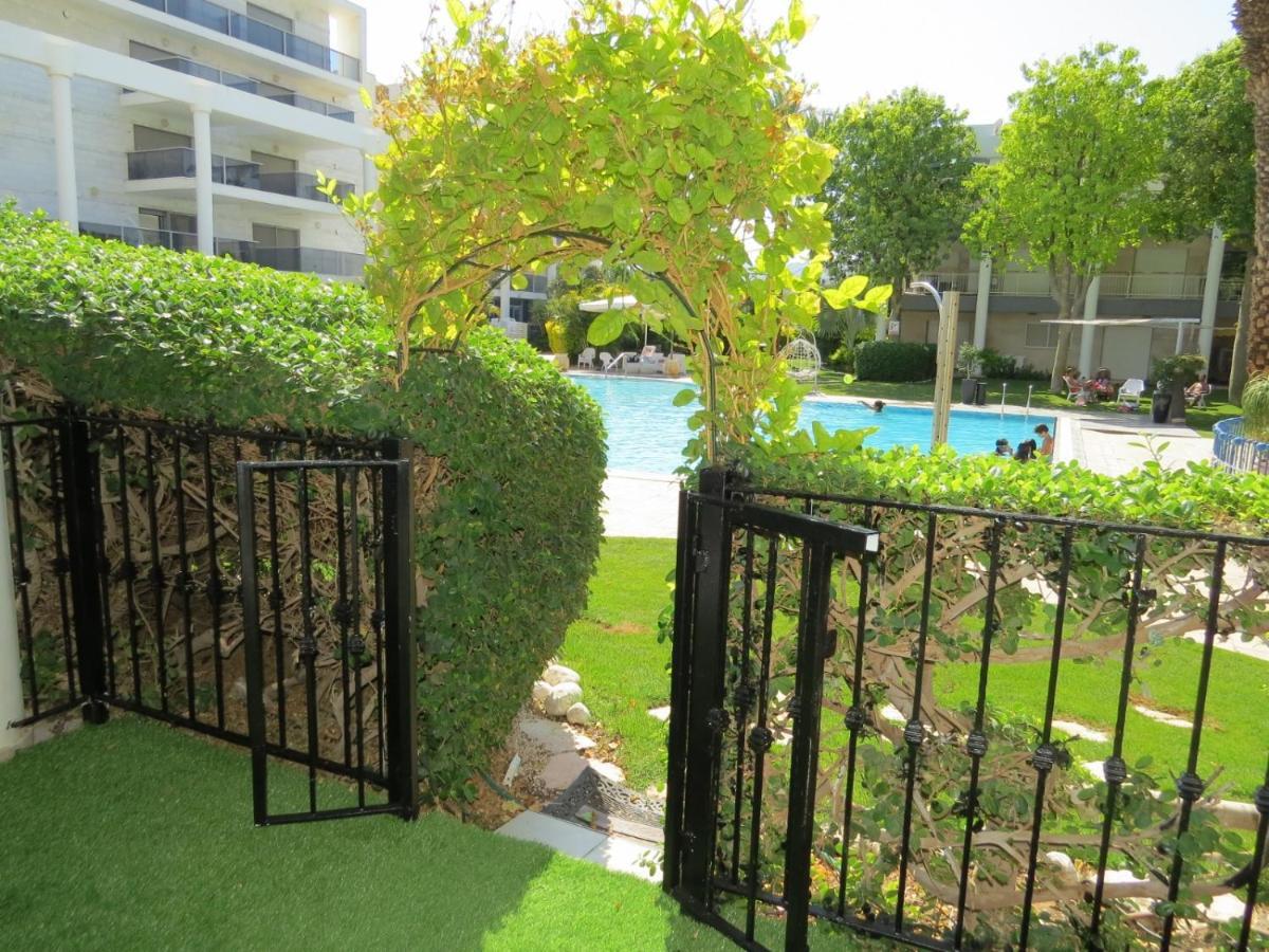 Royal Park- Magical garden apartment Eilat Bagian luar foto